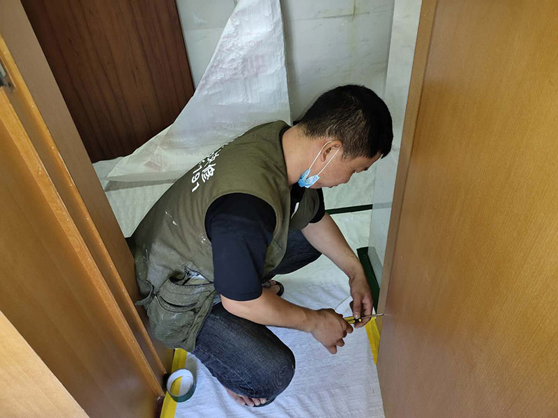 木門安裝服務(wù)：首先我們要組裝門套。將木門的各個部件整理好了，此時只需要將門套與立板根據(jù)編號接合。接下來將門套安裝進(jìn)門洞里。這是比較重要的一個木門安裝步驟，應(yīng)該先將門套的四周固定好，要注意門套是否與地面垂直，這時候的木門安裝標(biāo)準(zhǔn)是垂直誤差不可以超過2mm,水平誤差不允許超過1mm。然后就是安裝門扇了，密封條一定要做好。最后是安裝五金，包括門鎖、合頁、門吸等，一定要確保靈活、牢固。 木門安裝時一定要預(yù)留洞口，而不是采取邊安裝邊砌口的做法，因為這會讓木門安裝時的誤差非常大。  木門安裝要注意墻體的干燥程度。