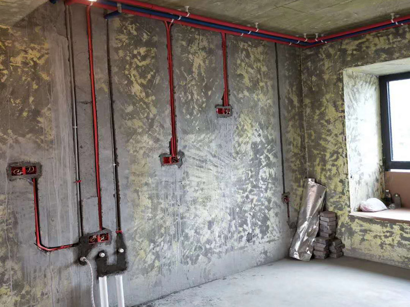 全屋電路布線：首先要根據(jù)電路的用途進行電路定位。比如，開關(guān)、插座、燈等根據(jù)要求進行定位。定位完成后，根據(jù)定位和電路走向，開布線槽。線路槽很有講究，要橫平豎直。不過，規(guī)范的做法是盡量少開橫槽，會影響墻的承受力。開槽深度應(yīng)一致，一般為PVC管直徑+10mm，要求槽線筆直。 線管有冷彎管和PVC管兩種，最好用315重型PVC管，冷彎管可以彎曲而不斷裂，是布線的最好選擇，因為它的轉(zhuǎn)角是有弧度的，線可以隨時更換，而不用開墻。冷彎管要用彎管工具，弧度應(yīng)該是線管直徑的6倍，先排管，后用鋼絲穿過，便于以后線路升級、維修。