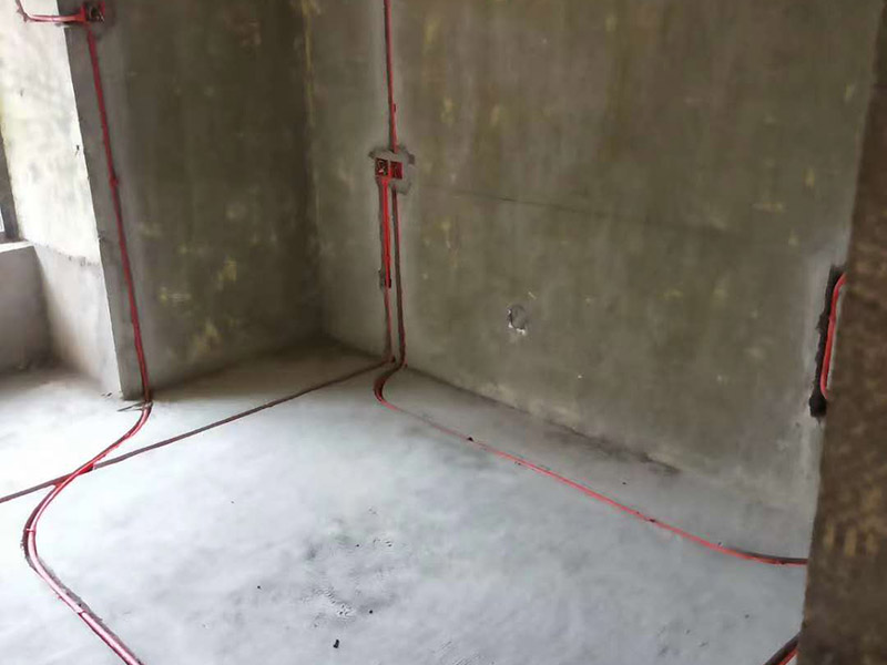 全屋電路布線：首先要根據(jù)電路的用途進行電路定位。比如，開關(guān)、插座、燈等根據(jù)要求進行定位。定位完成后，根據(jù)定位和電路走向，開布線槽。線路槽很有講究，要橫平豎直。不過，規(guī)范的做法是盡量少開橫槽，會影響墻的承受力。開槽深度應(yīng)一致，一般為PVC管直徑+10mm，要求槽線筆直。 線管有冷彎管和PVC管兩種，最好用315重型PVC管，冷彎管可以彎曲而不斷裂，是布線的最好選擇，因為它的轉(zhuǎn)角是有弧度的，線可以隨時更換，而不用開墻。冷彎管要用彎管工具，弧度應(yīng)該是線管直徑的6倍，先排管，后用鋼絲穿過，便于以后線路升級、維修。