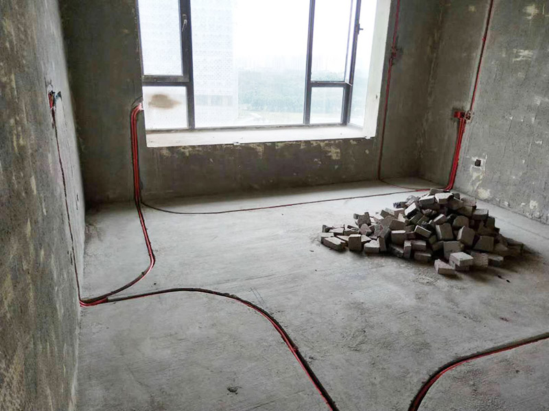 全屋電路布線：首先要根據(jù)電路的用途進行電路定位。比如，開關(guān)、插座、燈等根據(jù)要求進行定位。定位完成后，根據(jù)定位和電路走向，開布線槽。線路槽很有講究，要橫平豎直。不過，規(guī)范的做法是盡量少開橫槽，會影響墻的承受力。開槽深度應(yīng)一致，一般為PVC管直徑+10mm，要求槽線筆直。 線管有冷彎管和PVC管兩種，最好用315重型PVC管，冷彎管可以彎曲而不斷裂，是布線的最好選擇，因為它的轉(zhuǎn)角是有弧度的，線可以隨時更換，而不用開墻。冷彎管要用彎管工具，弧度應(yīng)該是線管直徑的6倍，先排管，后用鋼絲穿過，便于以后線路升級、維修。