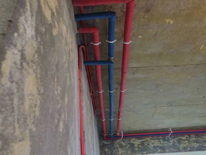 全屋電路布線：首先要根據(jù)電路的用途進行電路定位。比如，開關(guān)、插座、燈等根據(jù)要求進行定位。定位完成后，根據(jù)定位和電路走向，開布線槽。線路槽很有講究，要橫平豎直。不過，規(guī)范的做法是盡量少開橫槽，會影響墻的承受力。開槽深度應(yīng)一致，一般為PVC管直徑+10mm，要求槽線筆直。 線管有冷彎管和PVC管兩種，最好用315重型PVC管，冷彎管可以彎曲而不斷裂，是布線的最好選擇，因為它的轉(zhuǎn)角是有弧度的，線可以隨時更換，而不用開墻。冷彎管要用彎管工具，弧度應(yīng)該是線管直徑的6倍，先排管，后用鋼絲穿過，便于以后線路升級、維修。