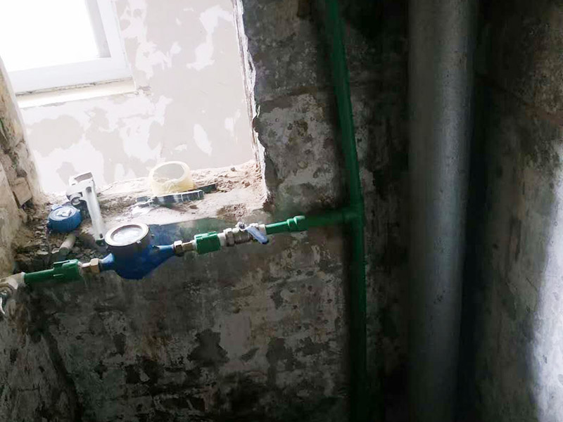 水表更換維修：首先要將進(jìn)戶總閥門關(guān)閉，松開(kāi)閥門兩端的螺絲，更換新的即可。用水管鉗配合活動(dòng)扳手取下壞掉的水管、配件、水表頭、水表墊子，爛掉的生銹鐵管。鐵管外牙繞夠生料帶，繞生料帶時(shí)應(yīng)順著牙絲繞必須繞夠厚度不然滲水返工麻煩拆下來(lái)重裝不容易。按順序先接好鐵管，最后安裝水表因水表頭是兩個(gè)活接留在最后好安裝，順序搞反了不然沒(méi)有辦法安裝完水管。