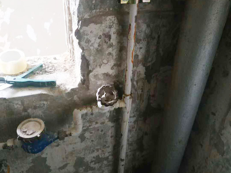 水表更換維修：首先要將進(jìn)戶總閥門關(guān)閉，松開(kāi)閥門兩端的螺絲，更換新的即可。用水管鉗配合活動(dòng)扳手取下壞掉的水管、配件、水表頭、水表墊子，爛掉的生銹鐵管。鐵管外牙繞夠生料帶，繞生料帶時(shí)應(yīng)順著牙絲繞必須繞夠厚度不然滲水返工麻煩拆下來(lái)重裝不容易。按順序先接好鐵管，最后安裝水表因水表頭是兩個(gè)活接留在最后好安裝，順序搞反了不然沒(méi)有辦法安裝完水管。