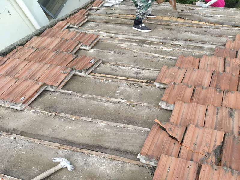 瓦房拆除防水維修：在屋頂擺列的椽子上，一般會(huì)加蓋一層木板，稱作望板，用以承托苫背和瓦件，除了木質(zhì)望板之外，還有荊芭，瓦芭，席箔，葦箔，望磚等其他材料，在這一層上面使用泥灰做防水層，這個(gè)操作就是所謂的苫背。防水層先以白灰膏封閉望板的縫隙，再鋪青灰，類似于現(xiàn)在的混凝土，然后加上10厘米左右的灰背，以石灰和細(xì)粘土混合拍實(shí)，用以做剛性防水。瓦件的疊加總會(huì)有滲漏，這是第二道防線。當(dāng)然還有使用類似現(xiàn)在金屬卷材的鉛錫背，防水性能更佳。