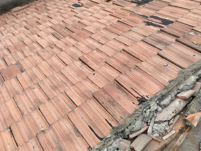 瓦房拆除防水維修：在屋頂擺列的椽子上，一般會(huì)加蓋一層木板，稱作望板，用以承托苫背和瓦件，除了木質(zhì)望板之外，還有荊芭，瓦芭，席箔，葦箔，望磚等其他材料，在這一層上面使用泥灰做防水層，這個(gè)操作就是所謂的苫背。防水層先以白灰膏封閉望板的縫隙，再鋪青灰，類似于現(xiàn)在的混凝土，然后加上10厘米左右的灰背，以石灰和細(xì)粘土混合拍實(shí)，用以做剛性防水。瓦件的疊加總會(huì)有滲漏，這是第二道防線。當(dāng)然還有使用類似現(xiàn)在金屬卷材的鉛錫背，防水性能更佳。