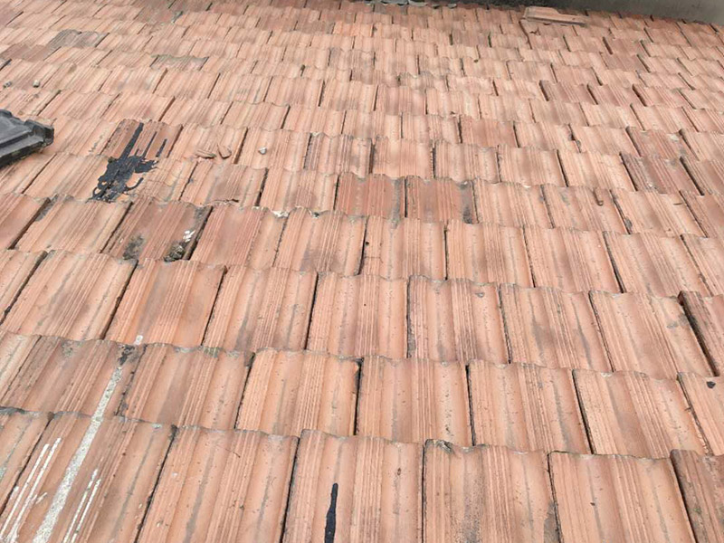 瓦房拆除防水維修：在屋頂擺列的椽子上，一般會(huì)加蓋一層木板，稱作望板，用以承托苫背和瓦件，除了木質(zhì)望板之外，還有荊芭，瓦芭，席箔，葦箔，望磚等其他材料，在這一層上面使用泥灰做防水層，這個(gè)操作就是所謂的苫背。防水層先以白灰膏封閉望板的縫隙，再鋪青灰，類似于現(xiàn)在的混凝土，然后加上10厘米左右的灰背，以石灰和細(xì)粘土混合拍實(shí)，用以做剛性防水。瓦件的疊加總會(huì)有滲漏，這是第二道防線。當(dāng)然還有使用類似現(xiàn)在金屬卷材的鉛錫背，防水性能更佳。