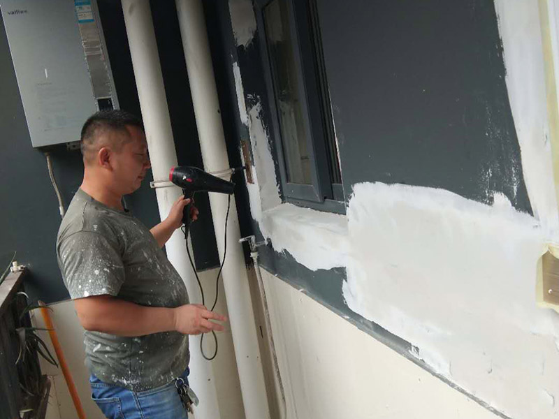 外墻粉刷翻新：在舊墻面上重新刷乳膠漆之前，一般先要對舊墻上的油污、浮灰、空鼓或裂紋等做處理，清除浮灰，鏟除起砂翹皮等部位，對油污的部位，應(yīng)先將原有涂層鏟除，不能鏟除應(yīng)徹底清洗干凈，墻面清理完畢，在用膩子批刮兩道。選用顆粒細度較高和質(zhì)地較硬的膩子為佳，也可以在膩子里增添加一定的白乳膠，可以提高膩子的硬度。上完底漆后，可以明顯看到膩子打磨完畢后還留有一些坑眼，這時候就需要修補了，修補時一定要打磨平整，再用稍微多加一點水的底漆刷一遍，以免刷面漆的時候因為與其它墻面吃水量不同而有色差。