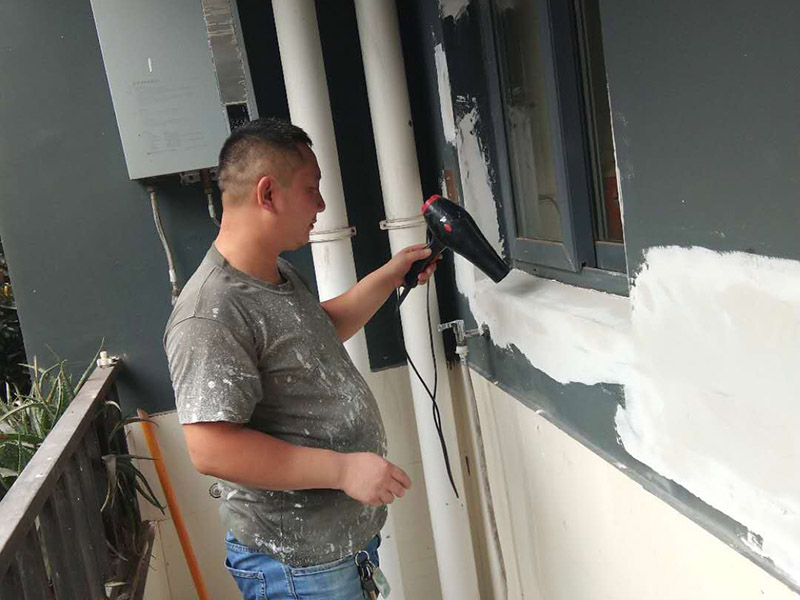 外墻粉刷翻新：在舊墻面上重新刷乳膠漆之前，一般先要對舊墻上的油污、浮灰、空鼓或裂紋等做處理，清除浮灰，鏟除起砂翹皮等部位，對油污的部位，應(yīng)先將原有涂層鏟除，不能鏟除應(yīng)徹底清洗干凈，墻面清理完畢，在用膩子批刮兩道。選用顆粒細度較高和質(zhì)地較硬的膩子為佳，也可以在膩子里增添加一定的白乳膠，可以提高膩子的硬度。上完底漆后，可以明顯看到膩子打磨完畢后還留有一些坑眼，這時候就需要修補了，修補時一定要打磨平整，再用稍微多加一點水的底漆刷一遍，以免刷面漆的時候因為與其它墻面吃水量不同而有色差。