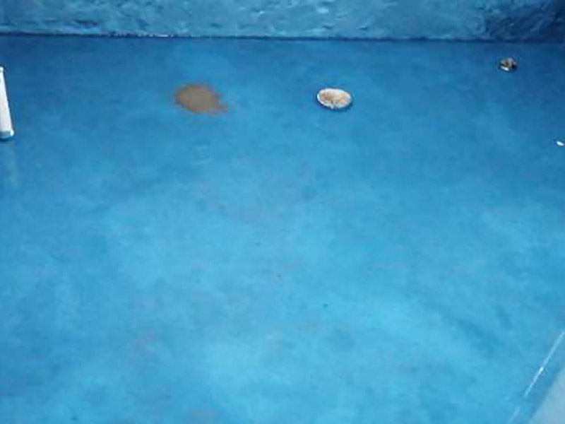 衛(wèi)生間防水貼磚:是在地面用水泥砂漿找平一次，等它干透后再做防水。那些詢問做完防水能不能馬上貼瓷磚的業(yè)主，首先要搞清楚，防水不是只做一遍就可以的。一般的防水施工要做2到3遍，而且防水的順序也是有講究的，比如，要先做完墻面防水再貼墻磚，其次才可以做地面防水，再貼地磚。因為地面經(jīng)常會踩來踩去，地面防水如果先做了會很容易踩壞。在2到3遍的防水層全部做好后，會有5到7天的固化期，所以自然的，貼瓷磚肯定是要等到這之后才能做