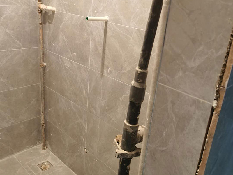 衛(wèi)生間貼磚施工：應(yīng)全部清理墻面上的各類污物，打掃干凈現(xiàn)場，特別是腳落里。用泥刀先批墻，后用水泥漿找平。這個工序很重要，確保底子平，防止貼后空鼓。墻面要刷防水涂料，防止貼后浸水，一般高度不低于1.8米，刷的時候會稍高一些。根據(jù)設(shè)計鋪貼圖樣的要求，確定排磚方案，用墨斗彈線，以減少施工損耗。把剛剛攪拌好的粘結(jié)劑漿料均勻的刮到墻上。瓷磚上墻將經(jīng)過預(yù)先清潔的瓷磚平整地鋪貼在粘結(jié)劑漿料基層上，使用橡膠錘將瓷磚拍實鋪平。施工過程中，可小幅度轉(zhuǎn)動瓷磚，使?jié){料與瓷磚背面充分接觸。專家建議在鋪貼時，隨機取下已鋪貼于基層上的瓷磚作檢查。確保漿料與瓷磚背面的充分接觸。 留縫大小調(diào)整根據(jù)瓷磚的尺寸，在磚與磚之間預(yù)留相應(yīng)尺寸的縫隙留待嵌縫?？捎醚篮灥认裙潭?，粘結(jié)劑具有一定的可調(diào)整性，可對留縫的大小進(jìn)行調(diào)整。