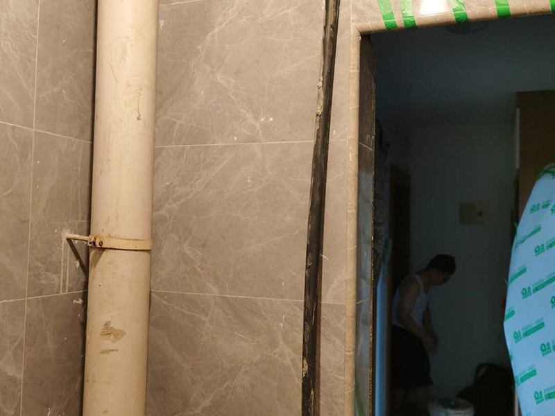 衛(wèi)生間貼磚施工：應(yīng)全部清理墻面上的各類污物，打掃干凈現(xiàn)場，特別是腳落里。用泥刀先批墻，后用水泥漿找平。這個工序很重要，確保底子平，防止貼后空鼓。墻面要刷防水涂料，防止貼后浸水，一般高度不低于1.8米，刷的時候會稍高一些。根據(jù)設(shè)計鋪貼圖樣的要求，確定排磚方案，用墨斗彈線，以減少施工損耗。把剛剛攪拌好的粘結(jié)劑漿料均勻的刮到墻上。瓷磚上墻將經(jīng)過預(yù)先清潔的瓷磚平整地鋪貼在粘結(jié)劑漿料基層上，使用橡膠錘將瓷磚拍實鋪平。施工過程中，可小幅度轉(zhuǎn)動瓷磚，使?jié){料與瓷磚背面充分接觸。專家建議在鋪貼時，隨機取下已鋪貼于基層上的瓷磚作檢查。確保漿料與瓷磚背面的充分接觸。 留縫大小調(diào)整根據(jù)瓷磚的尺寸，在磚與磚之間預(yù)留相應(yīng)尺寸的縫隙留待嵌縫?？捎醚篮灥认裙潭?，粘結(jié)劑具有一定的可調(diào)整性，可對留縫的大小進(jìn)行調(diào)整。