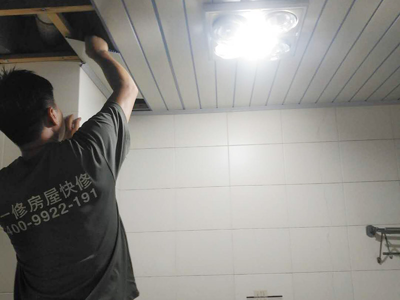 衛(wèi)生間整體拆除方案：首先，拆除瓷磚時要用電，而電是從客廳臨時拉的，為了避免在施工過程中發(fā)生觸電的現(xiàn)象，將電拉進衛(wèi)生間內(nèi)。其次，舊房改造拆除瓷磚時可以用沖擊電鉆，這種工具方便快捷，可自由更換。但在使用前應(yīng)檢查其是否靈活，可以通過空轉(zhuǎn)一分鐘的方法進行檢驗。用完之后及時進行清理。，梯子也是少不了的工具之一，它可以幫助工人拆掉處于高處的瓷磚，還可以架起臨時插座。拆磚應(yīng)從下至上進行，在施工過程中對地面及時進行處理，以免因垃圾過多從而影響后面的工作。同時要處理好房內(nèi)的防水層。拆除插座與水龍頭附近的瓷磚時應(yīng)小心，以免損壞水電設(shè)備。