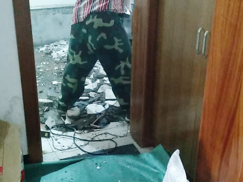 衛(wèi)生間整體拆除方案：首先，拆除瓷磚時要用電，而電是從客廳臨時拉的，為了避免在施工過程中發(fā)生觸電的現(xiàn)象，將電拉進衛(wèi)生間內(nèi)。其次，舊房改造拆除瓷磚時可以用沖擊電鉆，這種工具方便快捷，可自由更換。但在使用前應(yīng)檢查其是否靈活，可以通過空轉(zhuǎn)一分鐘的方法進行檢驗。用完之后及時進行清理。，梯子也是少不了的工具之一，它可以幫助工人拆掉處于高處的瓷磚，還可以架起臨時插座。拆磚應(yīng)從下至上進行，在施工過程中對地面及時進行處理，以免因垃圾過多從而影響后面的工作。同時要處理好房內(nèi)的防水層。拆除插座與水龍頭附近的瓷磚時應(yīng)小心，以免損壞水電設(shè)備。