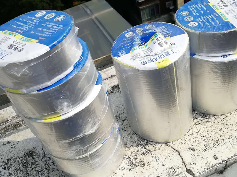 陽光房防水處理：陽光房防水還是結(jié)構(gòu)防水比較好。材料防水的做法：在中空玻璃和窗框接觸的位置采用減震墊，然后以密封膠填充。鋼結(jié)構(gòu)陽光房通常采用這種方法！、材料防水的弊端：密封材料在風(fēng)雨雪的侵蝕下容易失效，裂紋，變脆。此外，密封膠對紫外線銘感，易老化。這種密封材料通常會在兩三年后失效，導(dǎo)致陽光房漏水。 　　結(jié)構(gòu)防水的做法：EPDM膠條，密封膠條，爭強(qiáng)鋼板以及鋁合金型材和中空的連接方式?jīng)Q定了這種方法的科學(xué)性，因此這種防水效果極佳，即使膠條老化，更換膠條也是一件非常容易的事情。