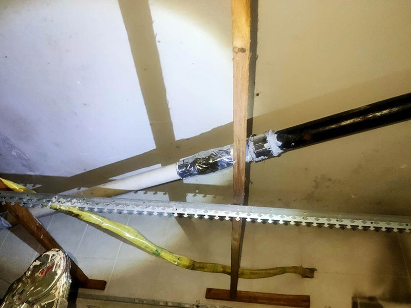 浴室水管維修更換：水管安裝后一定要進行增壓測試：增壓測試一般是在1.5倍水壓的情況下進行,在測試中應沒有漏水現(xiàn)象。 水管走頂最安全。主要是水路改造大部分走暗管，而水的特性是水往低處流。如果管路走地下，一但發(fā)生漏水很難及時發(fā)現(xiàn)，只有水漫金山或者地板變形以及漏到樓下，才會發(fā)現(xiàn)漏水，且由于水管暗埋很難查出漏水之處。這時巨大的損失更是無法挽回，甚至嚴重的影響了友好的鄰里關系;如果水管走頂部，可能水改時費用高些，但做為一項長遠投資來看，是值得的。水管走頂，即使漏水，也能夠及時發(fā)現(xiàn)，便于檢修，損失也較小。