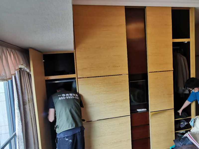 客廳背景墻拆除：拆除背景墻,具體需要看你是何種材料制作的背景墻。如果是大理石的,可以先輕輕砸一塊然后撬開其它,注意在施工過程中要慢點,以免破壞墻體。實在不行可以去找專業(yè)的施工人員,他們又工具很好拆的,而且不會對墻有損壞。