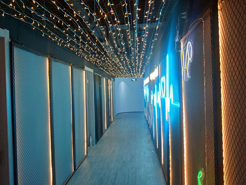 各類燈具安裝：先買好需要安裝的燈具，如果安裝的燈具比較高，需要準(zhǔn)備好一個(gè)人字梯。安裝前要把電源總閘關(guān)閉，然后再把燈具放在要安裝的位置，旋緊螺絲將燈具固定在天花板上，最后打開總閘看是否有亮。安裝燈具時(shí)大多要鉆孔，所以使用沖擊鉆時(shí)要注意安全。