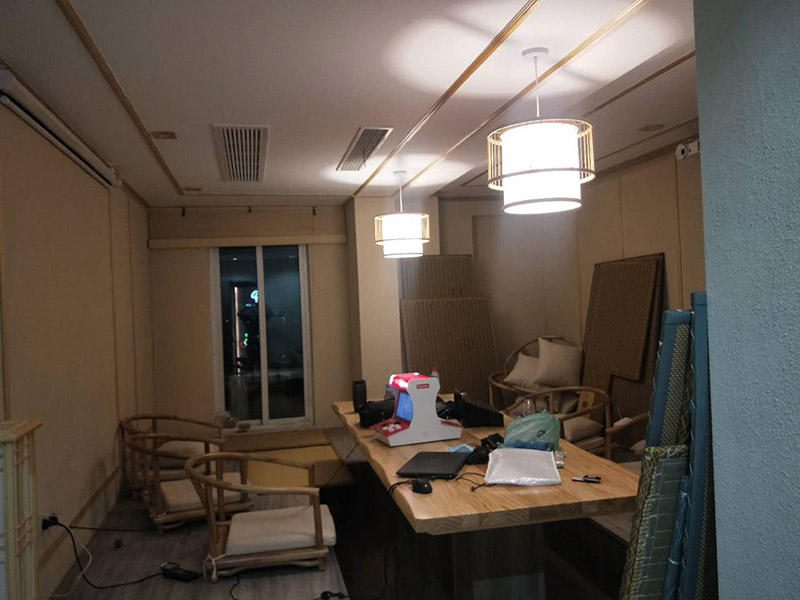 各類燈具安裝：先買好需要安裝的燈具，如果安裝的燈具比較高，需要準(zhǔn)備好一個(gè)人字梯。安裝前要把電源總閘關(guān)閉，然后再把燈具放在要安裝的位置，旋緊螺絲將燈具固定在天花板上，最后打開總閘看是否有亮。安裝燈具時(shí)大多要鉆孔，所以使用沖擊鉆時(shí)要注意安全。