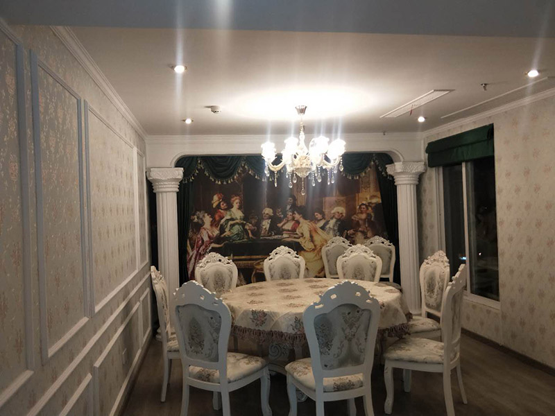 各類燈具安裝：先買好需要安裝的燈具，如果安裝的燈具比較高，需要準(zhǔn)備好一個(gè)人字梯。安裝前要把電源總閘關(guān)閉，然后再把燈具放在要安裝的位置，旋緊螺絲將燈具固定在天花板上，最后打開總閘看是否有亮。安裝燈具時(shí)大多要鉆孔，所以使用沖擊鉆時(shí)要注意安全。