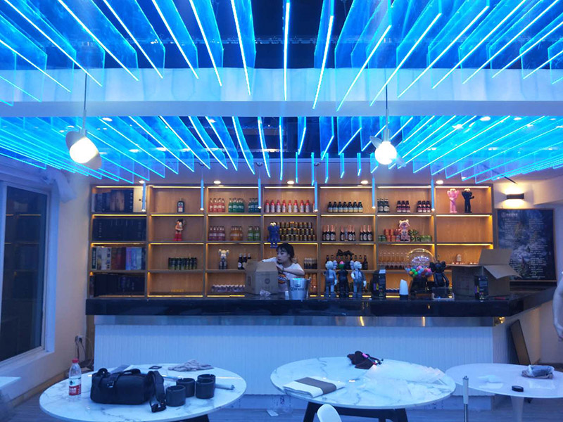 各類燈具安裝：先買好需要安裝的燈具，如果安裝的燈具比較高，需要準(zhǔn)備好一個(gè)人字梯。安裝前要把電源總閘關(guān)閉，然后再把燈具放在要安裝的位置，旋緊螺絲將燈具固定在天花板上，最后打開總閘看是否有亮。安裝燈具時(shí)大多要鉆孔，所以使用沖擊鉆時(shí)要注意安全。