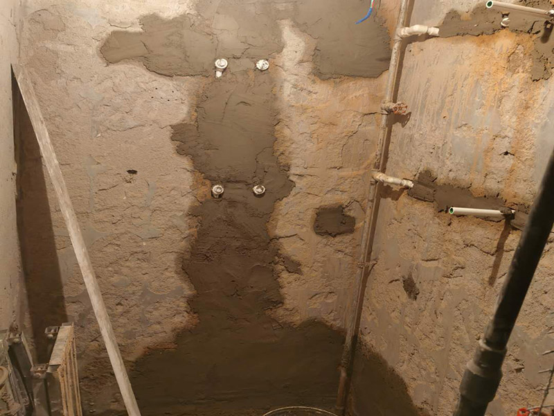 衛(wèi)生間水管鋪設(shè)找平：如果是在衛(wèi)生間，建議走吊頂內(nèi)，看不見，維修也方便，廚房這種地方，也可以沿著板底敷設(shè)。但要穿客廳，臥室（洗衣機設(shè)于陽臺，或要接至主臥衛(wèi)生間的管道）優(yōu)先考慮埋地，常規(guī)的做法是一半設(shè)于結(jié)構(gòu)的鋼筋保護層內(nèi)，一半設(shè)于找平層內(nèi)，但照你這樣，可能只有在地面上開槽自己另外敷設(shè)了。 先用卷尺量出所需管材長度；用專用管子剪或du割管器切割管材zhi，切割時必須使端面垂直于管軸線； 熱熔時，無旋轉(zhuǎn)地把管端導(dǎo)入加熱模頭套內(nèi)，插入到適當(dāng)深度，同時，無旋轉(zhuǎn)地把管件推到加熱模頭上，達到相應(yīng)深度；達到加熱時間后，立即把管材管件從加熱模具上同時取下，迅速無旋轉(zhuǎn)地直線均勻插入到已熱熔的深度，使接頭處形成均勻凸緣，并要控制插進去后的反彈