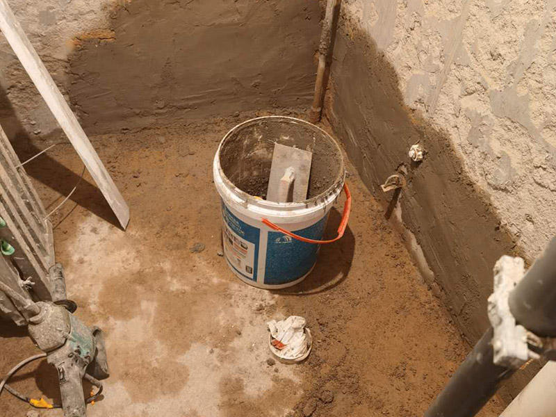 衛(wèi)生間水管鋪設(shè)找平：如果是在衛(wèi)生間，建議走吊頂內(nèi)，看不見，維修也方便，廚房這種地方，也可以沿著板底敷設(shè)。但要穿客廳，臥室（洗衣機設(shè)于陽臺，或要接至主臥衛(wèi)生間的管道）優(yōu)先考慮埋地，常規(guī)的做法是一半設(shè)于結(jié)構(gòu)的鋼筋保護層內(nèi)，一半設(shè)于找平層內(nèi)，但照你這樣，可能只有在地面上開槽自己另外敷設(shè)了。 先用卷尺量出所需管材長度；用專用管子剪或du割管器切割管材zhi，切割時必須使端面垂直于管軸線； 熱熔時，無旋轉(zhuǎn)地把管端導(dǎo)入加熱模頭套內(nèi)，插入到適當(dāng)深度，同時，無旋轉(zhuǎn)地把管件推到加熱模頭上，達到相應(yīng)深度；達到加熱時間后，立即把管材管件從加熱模具上同時取下，迅速無旋轉(zhuǎn)地直線均勻插入到已熱熔的深度，使接頭處形成均勻凸緣，并要控制插進去后的反彈