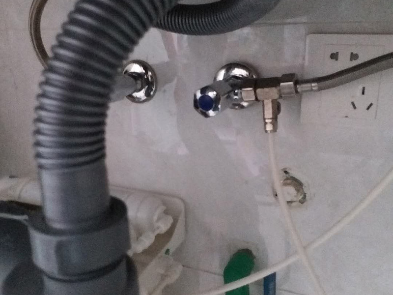 水龍頭角閥更換：關(guān)水管總閘，讓斷掉處的水管內(nèi)的水流干。小區(qū)總閘一般是在樓梯間，電梯間，開關(guān)就在水表旁邊。讓開關(guān)垂直水管即為關(guān)閉。將斷頭管鋸開了一個(gè)小口，接下來(lái)，就用平口一字螺絲刀，和小榔頭，將斷頭鑿出。用平口螺絲刀刀口對(duì)準(zhǔn)斷頭剛被鋸條鋸出的口子的旁邊的管壁，然后用榔頭敲擊螺絲刀的木柄頂部，這樣便可輕易剔除斷頭，只要打開一個(gè)小口，后面的用螺絲刀輕輕一撮就全部掉了。 最后安裝角閥或者水龍頭了，需要提前買好匹配的水龍頭或者角閥。在安裝之前，需要先將水膠帶纏繞在角閥或水龍頭絲口上，可以稍微弄點(diǎn)水濕潤(rùn)一下，更好纏繞，纏繞的時(shí)候要采用逆時(shí)針方向纏繞。