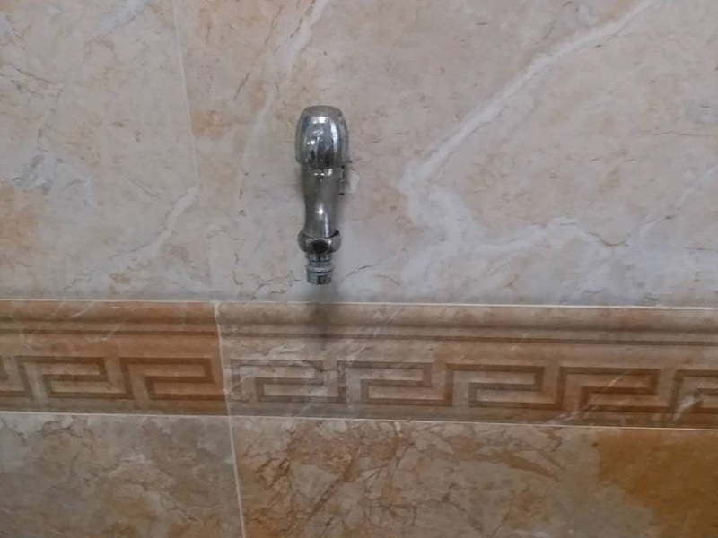 水龍頭角閥更換：關(guān)水管總閘，讓斷掉處的水管內(nèi)的水流干。小區(qū)總閘一般是在樓梯間，電梯間，開關(guān)就在水表旁邊。讓開關(guān)垂直水管即為關(guān)閉。將斷頭管鋸開了一個(gè)小口，接下來(lái)，就用平口一字螺絲刀，和小榔頭，將斷頭鑿出。用平口螺絲刀刀口對(duì)準(zhǔn)斷頭剛被鋸條鋸出的口子的旁邊的管壁，然后用榔頭敲擊螺絲刀的木柄頂部，這樣便可輕易剔除斷頭，只要打開一個(gè)小口，后面的用螺絲刀輕輕一撮就全部掉了。 最后安裝角閥或者水龍頭了，需要提前買好匹配的水龍頭或者角閥。在安裝之前，需要先將水膠帶纏繞在角閥或水龍頭絲口上，可以稍微弄點(diǎn)水濕潤(rùn)一下，更好纏繞，纏繞的時(shí)候要采用逆時(shí)針方向纏繞。