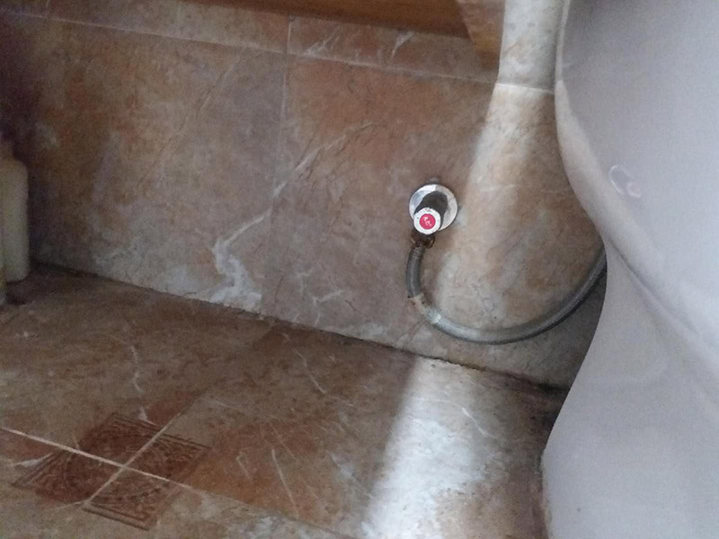 水龍頭角閥更換：關(guān)水管總閘，讓斷掉處的水管內(nèi)的水流干。小區(qū)總閘一般是在樓梯間，電梯間，開關(guān)就在水表旁邊。讓開關(guān)垂直水管即為關(guān)閉。將斷頭管鋸開了一個(gè)小口，接下來(lái)，就用平口一字螺絲刀，和小榔頭，將斷頭鑿出。用平口螺絲刀刀口對(duì)準(zhǔn)斷頭剛被鋸條鋸出的口子的旁邊的管壁，然后用榔頭敲擊螺絲刀的木柄頂部，這樣便可輕易剔除斷頭，只要打開一個(gè)小口，后面的用螺絲刀輕輕一撮就全部掉了。 最后安裝角閥或者水龍頭了，需要提前買好匹配的水龍頭或者角閥。在安裝之前，需要先將水膠帶纏繞在角閥或水龍頭絲口上，可以稍微弄點(diǎn)水濕潤(rùn)一下，更好纏繞，纏繞的時(shí)候要采用逆時(shí)針方向纏繞。