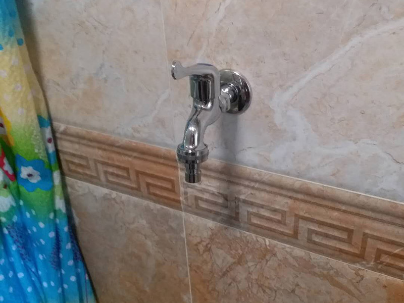 水龍頭角閥更換：關(guān)水管總閘，讓斷掉處的水管內(nèi)的水流干。小區(qū)總閘一般是在樓梯間，電梯間，開關(guān)就在水表旁邊。讓開關(guān)垂直水管即為關(guān)閉。將斷頭管鋸開了一個(gè)小口，接下來(lái)，就用平口一字螺絲刀，和小榔頭，將斷頭鑿出。用平口螺絲刀刀口對(duì)準(zhǔn)斷頭剛被鋸條鋸出的口子的旁邊的管壁，然后用榔頭敲擊螺絲刀的木柄頂部，這樣便可輕易剔除斷頭，只要打開一個(gè)小口，后面的用螺絲刀輕輕一撮就全部掉了。 最后安裝角閥或者水龍頭了，需要提前買好匹配的水龍頭或者角閥。在安裝之前，需要先將水膠帶纏繞在角閥或水龍頭絲口上，可以稍微弄點(diǎn)水濕潤(rùn)一下，更好纏繞，纏繞的時(shí)候要采用逆時(shí)針方向纏繞。