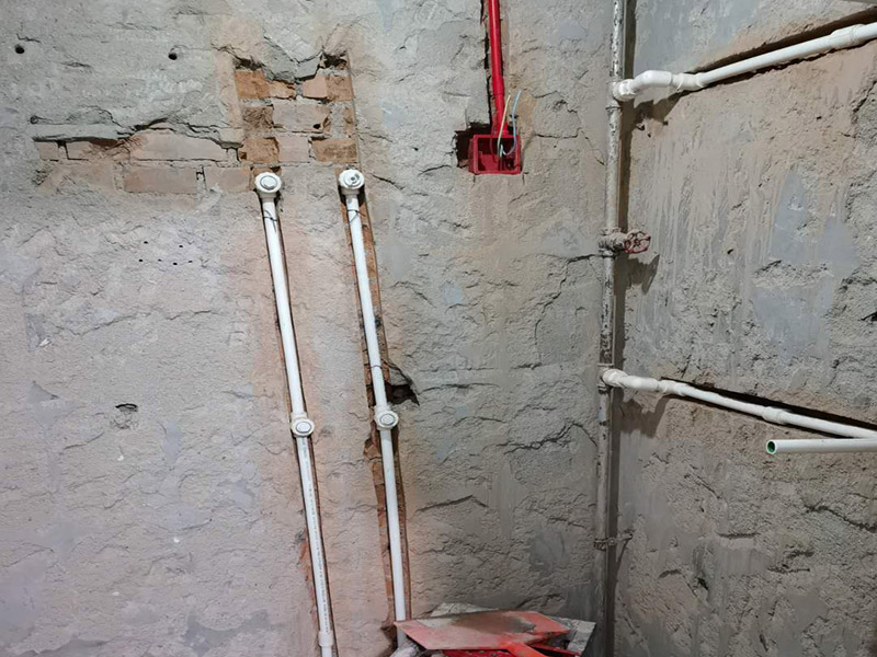 水電管道布線：工人按走向進(jìn)行墻面或地面開槽，開槽過程中，不允許出現(xiàn)墻面橫向開槽大于30cm的現(xiàn)象，因?yàn)闄M向開槽將破壞整樓的承重，使得抗震能力降低而且墻面容易開裂。如果是保溫墻的話，開很長(zhǎng)的橫槽有可能會(huì)導(dǎo)致開槽上部的保溫層整體脫落。墻面開槽一般都應(yīng)該是豎向垂直開槽。 埋入管線(包括布線和接好管道)和暗盒，電路施工時(shí)先安裝管路，然后再穿導(dǎo)線，這樣可以避免將來換線出現(xiàn)導(dǎo)線無法抽動(dòng)的現(xiàn)象。穿管不能使用軟管，防止出現(xiàn)死角。同時(shí)電路接頭不要裸露在外面，應(yīng)該安裝在線盒內(nèi)，分線盒之間不允許有接頭。