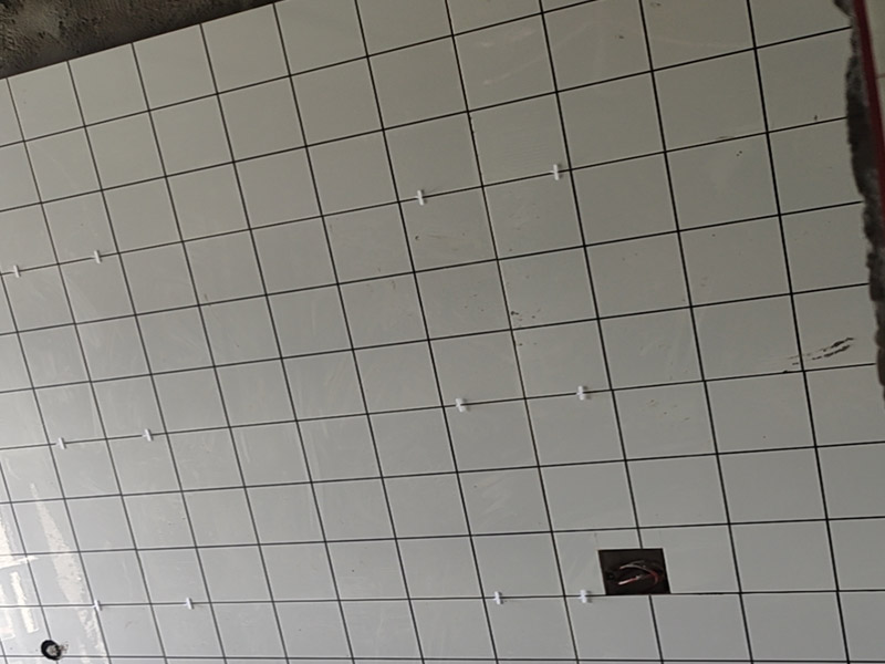 小方磚花磚鋪貼：首先應(yīng)除去基層表面的污垢，油漬，浮灰;除去基層上所有涂料層，膩?zhàn)訉?如果基層未能達(dá)到平整度要求，需對(duì)基層進(jìn)行預(yù)先的找平處理。鋪貼瓷磚前需事先找好垂直線，以此為基準(zhǔn)鋪貼的瓷磚高低均勻、垂直美觀;此外，施工前在墻體四周需彈出標(biāo)高控制線，在地面彈出十字線，以控制地磚分隔尺寸。加水后將粘結(jié)劑漿料攪拌至潤滑均勻，無明顯塊狀或糊狀結(jié)塊，攪拌后的漿料靜置5-10分鐘后再稍加攪拌1-2分鐘即可使用。將調(diào)制好的漿料均勻地抹在瓷磚背面，要求漿料飽滿。將瓷磚平整地鋪貼在基層上，使用橡膠錘將瓷磚拍實(shí)鋪平。施工過程中，可小幅度轉(zhuǎn)動(dòng)瓷磚，使?jié){料與瓷磚背面充分接觸。