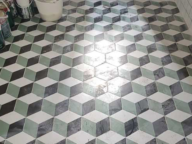 小方磚花磚鋪貼：首先應(yīng)除去基層表面的污垢，油漬，浮灰;除去基層上所有涂料層，膩?zhàn)訉?如果基層未能達(dá)到平整度要求，需對(duì)基層進(jìn)行預(yù)先的找平處理。鋪貼瓷磚前需事先找好垂直線，以此為基準(zhǔn)鋪貼的瓷磚高低均勻、垂直美觀;此外，施工前在墻體四周需彈出標(biāo)高控制線，在地面彈出十字線，以控制地磚分隔尺寸。加水后將粘結(jié)劑漿料攪拌至潤滑均勻，無明顯塊狀或糊狀結(jié)塊，攪拌后的漿料靜置5-10分鐘后再稍加攪拌1-2分鐘即可使用。將調(diào)制好的漿料均勻地抹在瓷磚背面，要求漿料飽滿。將瓷磚平整地鋪貼在基層上，使用橡膠錘將瓷磚拍實(shí)鋪平。施工過程中，可小幅度轉(zhuǎn)動(dòng)瓷磚，使?jié){料與瓷磚背面充分接觸。