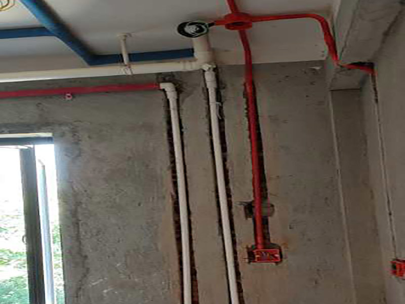 全屋水電開(kāi)槽布線：水管管路開(kāi)槽施工方法為先彈線，再開(kāi)槽。管路開(kāi)槽按要求必須是平行線與垂直線(如有水電施工圖的對(duì)照施工圖更好)。須平行走線的管路一律控制在60-90厘米高(從地面算起)，有水龍頭的管路必須垂直。深度控制在4厘米。線槽開(kāi)好后施工負(fù)責(zé)人記好開(kāi)槽管路尺寸、位置。方便以后潔具安裝時(shí)知道管路的位置。水路管道安裝之后，用水泥沙子混合封好衛(wèi)生間所有線槽。等線槽和地面填渣干后，再次清洗地面與墻面，墻地面水份干了即可做防水，墻面防水最好作一米高。