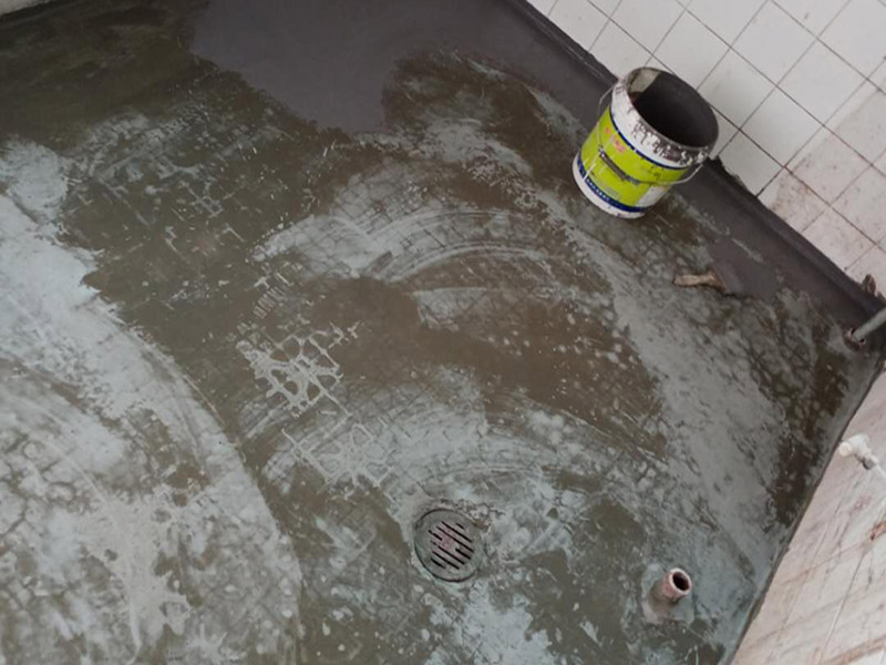 衛(wèi)生間防水貼磚：在地面用水泥砂漿找平一次，等它干透后再做防水。一般的防水施工要做2到3遍，而且防水的順序也是有講究的，比如，要先做完墻面防水再貼墻磚，其次才可以做地面防水，再貼地磚。因?yàn)榈孛娼?jīng)常會踩來踩去，地面防水如果先做了會很容易踩壞。一般情況下，在2到3遍的防水層全部做好后，會有5到7天的固化期，所以自然的，貼瓷磚肯定是要等到這之后才能做。