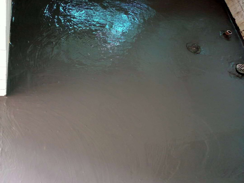 衛(wèi)生間防水貼磚：在地面用水泥砂漿找平一次，等它干透后再做防水。一般的防水施工要做2到3遍，而且防水的順序也是有講究的，比如，要先做完墻面防水再貼墻磚，其次才可以做地面防水，再貼地磚。因?yàn)榈孛娼?jīng)常會踩來踩去，地面防水如果先做了會很容易踩壞。一般情況下，在2到3遍的防水層全部做好后，會有5到7天的固化期，所以自然的，貼瓷磚肯定是要等到這之后才能做。