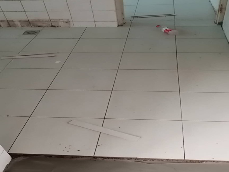 衛(wèi)生間防水貼磚：在地面用水泥砂漿找平一次，等它干透后再做防水。一般的防水施工要做2到3遍，而且防水的順序也是有講究的，比如，要先做完墻面防水再貼墻磚，其次才可以做地面防水，再貼地磚。因?yàn)榈孛娼?jīng)常會踩來踩去，地面防水如果先做了會很容易踩壞。一般情況下，在2到3遍的防水層全部做好后，會有5到7天的固化期，所以自然的，貼瓷磚肯定是要等到這之后才能做。