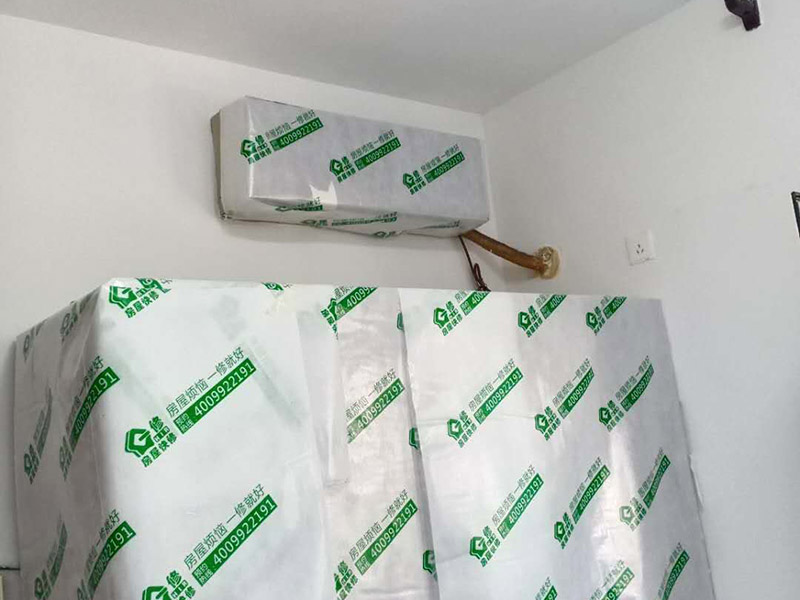 臥室墻面翻新：首先在做翻新的時(shí)候一定要把之前的墻面給處理干凈，粉化嚴(yán)重的一定要鏟除干凈。由于之前的墻面有刷過油漆和乳膠漆，所在做完鏟除后一定要做打磨處理，將原來墻體上的結(jié)實(shí)的表皮及浮沉全部清理掉，如果說墻體出現(xiàn)小部分的凹陷以及裂縫的話可以用膩?zhàn)由晕⑻钛a(bǔ)一下。在修補(bǔ)的過程中要是沒有做到全面，并且上漆過程已經(jīng)做了的話那就會(huì)顯得相當(dāng)?shù)穆闊?，上漆工程完成后的話再?duì)沒有修補(bǔ)到的地方進(jìn)行修補(bǔ)的話就會(huì)很難達(dá)到預(yù)想效果，最大的問題就是會(huì)導(dǎo)致色差的問題，所以在修補(bǔ)的時(shí)候一定要做到仔細(xì)、全面，不要為后面的工程造成負(fù)擔(dān)。在上面漆之前要裝油漆按照漆桶的說明配比及涂刷，要準(zhǔn)備足夠的量，保證顏色的相同，不要因?yàn)榱可偃绷亢髞磉M(jìn)行后補(bǔ)，這樣很容易發(fā)生色差的問題。刷面漆時(shí)要選擇質(zhì)量好的刷漆滾筒，這樣刷出來的質(zhì)地才會(huì)更加的均勻好看。