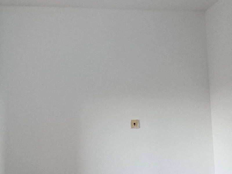 臥室墻面翻新：首先在做翻新的時(shí)候一定要把之前的墻面給處理干凈，粉化嚴(yán)重的一定要鏟除干凈。由于之前的墻面有刷過油漆和乳膠漆，所在做完鏟除后一定要做打磨處理，將原來墻體上的結(jié)實(shí)的表皮及浮沉全部清理掉，如果說墻體出現(xiàn)小部分的凹陷以及裂縫的話可以用膩?zhàn)由晕⑻钛a(bǔ)一下。在修補(bǔ)的過程中要是沒有做到全面，并且上漆過程已經(jīng)做了的話那就會(huì)顯得相當(dāng)?shù)穆闊掀峁こ掏瓿珊蟮脑捲賹?duì)沒有修補(bǔ)到的地方進(jìn)行修補(bǔ)的話就會(huì)很難達(dá)到預(yù)想效果，最大的問題就是會(huì)導(dǎo)致色差的問題，所以在修補(bǔ)的時(shí)候一定要做到仔細(xì)、全面，不要為后面的工程造成負(fù)擔(dān)。在上面漆之前要裝油漆按照漆桶的說明配比及涂刷，要準(zhǔn)備足夠的量，保證顏色的相同，不要因?yàn)榱可偃绷亢髞磉M(jìn)行后補(bǔ)，這樣很容易發(fā)生色差的問題。刷面漆時(shí)要選擇質(zhì)量好的刷漆滾筒，這樣刷出來的質(zhì)地才會(huì)更加的均勻好看。