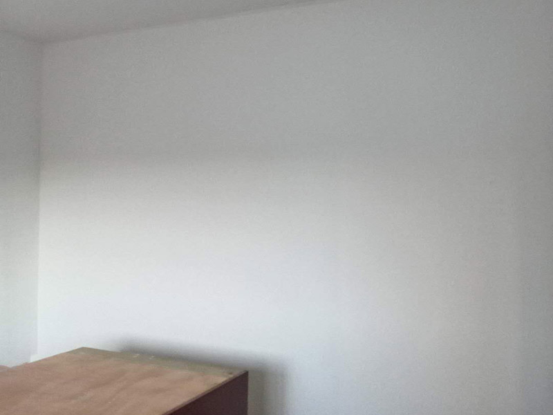 臥室墻面翻新：首先在做翻新的時(shí)候一定要把之前的墻面給處理干凈，粉化嚴(yán)重的一定要鏟除干凈。由于之前的墻面有刷過油漆和乳膠漆，所在做完鏟除后一定要做打磨處理，將原來墻體上的結(jié)實(shí)的表皮及浮沉全部清理掉，如果說墻體出現(xiàn)小部分的凹陷以及裂縫的話可以用膩?zhàn)由晕⑻钛a(bǔ)一下。在修補(bǔ)的過程中要是沒有做到全面，并且上漆過程已經(jīng)做了的話那就會(huì)顯得相當(dāng)?shù)穆闊?，上漆工程完成后的話再?duì)沒有修補(bǔ)到的地方進(jìn)行修補(bǔ)的話就會(huì)很難達(dá)到預(yù)想效果，最大的問題就是會(huì)導(dǎo)致色差的問題，所以在修補(bǔ)的時(shí)候一定要做到仔細(xì)、全面，不要為后面的工程造成負(fù)擔(dān)。在上面漆之前要裝油漆按照漆桶的說明配比及涂刷，要準(zhǔn)備足夠的量，保證顏色的相同，不要因?yàn)榱可偃绷亢髞磉M(jìn)行后補(bǔ)，這樣很容易發(fā)生色差的問題。刷面漆時(shí)要選擇質(zhì)量好的刷漆滾筒，這樣刷出來的質(zhì)地才會(huì)更加的均勻好看。