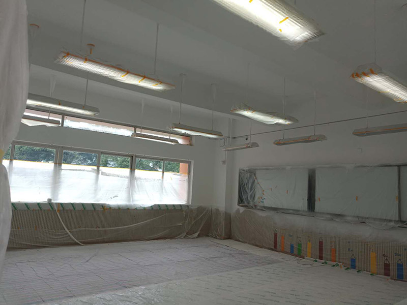 幼兒園翻新裝修:基層處理：將墻面起皮及松動(dòng)處清除干凈，并用水泥砂漿補(bǔ)抹。有裂縫的地方一般用牛皮紙帶和白乳膠貼住裂縫。一般輕體墻和保溫墻等非承重墻需要貼布，盡量選擇質(zhì)地好一點(diǎn)的墻布和白乳膠或網(wǎng)格布，網(wǎng)格布相對(duì)防裂效果會(huì)更好一點(diǎn)。 刷界面劑：界面劑能夠增強(qiáng)對(duì)基層的粘結(jié)力，避免了抹灰層空鼓、起殼的現(xiàn)象，從而代替人工鑿毛處理，省時(shí)省力。在刷界面劑時(shí)，一定都要刷到刷勻。 墻面找平：凹凸不平的墻面需要找平，對(duì)于墻面不平的地方要用粉刷石膏找平，使得墻面的誤差不超過3毫米。陰陽角如果不直的話，也需要用粉刷石膏，并且用靠尺靠直。 打磨：打磨是漆工步驟中很關(guān)鍵的一步，打磨好了，最后上漆的效果才能好。盡量用較細(xì)的砂紙，如果砂紙?zhí)值脑挄?huì)留下很深的砂痕。 刷面漆：不要加過量的水，會(huì)影響漆膜厚度、手感和漆膜的硬度。盡量選擇好一點(diǎn)的工具。涂刷主要注意墻角、每滾中間接茬部分和收漆方向。面漆一般刷兩遍即可。