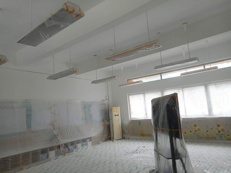 幼兒園翻新裝修:基層處理：將墻面起皮及松動(dòng)處清除干凈，并用水泥砂漿補(bǔ)抹。有裂縫的地方一般用牛皮紙帶和白乳膠貼住裂縫。一般輕體墻和保溫墻等非承重墻需要貼布，盡量選擇質(zhì)地好一點(diǎn)的墻布和白乳膠或網(wǎng)格布，網(wǎng)格布相對(duì)防裂效果會(huì)更好一點(diǎn)。 刷界面劑：界面劑能夠增強(qiáng)對(duì)基層的粘結(jié)力，避免了抹灰層空鼓、起殼的現(xiàn)象，從而代替人工鑿毛處理，省時(shí)省力。在刷界面劑時(shí)，一定都要刷到刷勻。 墻面找平：凹凸不平的墻面需要找平，對(duì)于墻面不平的地方要用粉刷石膏找平，使得墻面的誤差不超過3毫米。陰陽角如果不直的話，也需要用粉刷石膏，并且用靠尺靠直。 打磨：打磨是漆工步驟中很關(guān)鍵的一步，打磨好了，最后上漆的效果才能好。盡量用較細(xì)的砂紙，如果砂紙?zhí)值脑挄?huì)留下很深的砂痕。 刷面漆：不要加過量的水，會(huì)影響漆膜厚度、手感和漆膜的硬度。盡量選擇好一點(diǎn)的工具。涂刷主要注意墻角、每滾中間接茬部分和收漆方向。面漆一般刷兩遍即可。