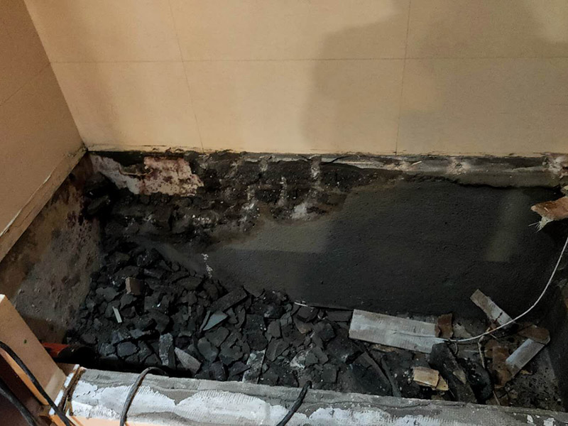 磚砌浴缸拆除防水：一般衛(wèi)浴間滲漏水都是建筑的細部構(gòu)造出了問題。地漏、墻角、管根這3個地方由于接口較多，易出現(xiàn)縫隙，因此這3個地方一般比較容易出現(xiàn)滲漏水。此外，若浴缸或是淋浴房下水口與下水管接口不嚴密，容易發(fā)生縫隙，出現(xiàn)滲漏水。衛(wèi)浴間的防水工作要做好，不然出現(xiàn)漏水問題是挺麻煩的事。 由于涂料能嚴密地包住管道與地面，滲入縫隙，干燥后不會收縮，因此比防水水泥等剛性材料更適合用于衛(wèi)浴間這種管道、縫隙較多的小面積房屋。