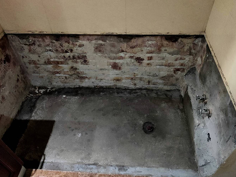 磚砌浴缸拆除防水：一般衛(wèi)浴間滲漏水都是建筑的細部構(gòu)造出了問題。地漏、墻角、管根這3個地方由于接口較多，易出現(xiàn)縫隙，因此這3個地方一般比較容易出現(xiàn)滲漏水。此外，若浴缸或是淋浴房下水口與下水管接口不嚴密，容易發(fā)生縫隙，出現(xiàn)滲漏水。衛(wèi)浴間的防水工作要做好，不然出現(xiàn)漏水問題是挺麻煩的事。 由于涂料能嚴密地包住管道與地面，滲入縫隙，干燥后不會收縮，因此比防水水泥等剛性材料更適合用于衛(wèi)浴間這種管道、縫隙較多的小面積房屋。