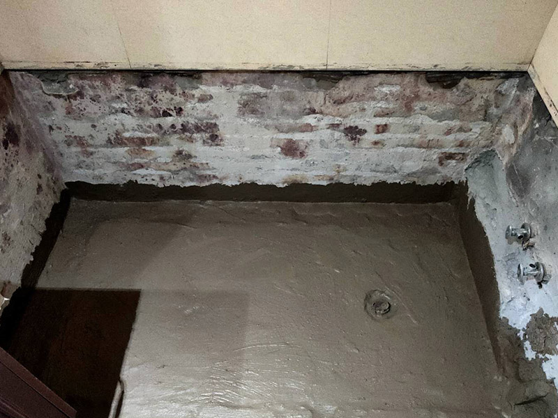 磚砌浴缸拆除防水：一般衛(wèi)浴間滲漏水都是建筑的細部構(gòu)造出了問題。地漏、墻角、管根這3個地方由于接口較多，易出現(xiàn)縫隙，因此這3個地方一般比較容易出現(xiàn)滲漏水。此外，若浴缸或是淋浴房下水口與下水管接口不嚴密，容易發(fā)生縫隙，出現(xiàn)滲漏水。衛(wèi)浴間的防水工作要做好，不然出現(xiàn)漏水問題是挺麻煩的事。 由于涂料能嚴密地包住管道與地面，滲入縫隙，干燥后不會收縮，因此比防水水泥等剛性材料更適合用于衛(wèi)浴間這種管道、縫隙較多的小面積房屋。