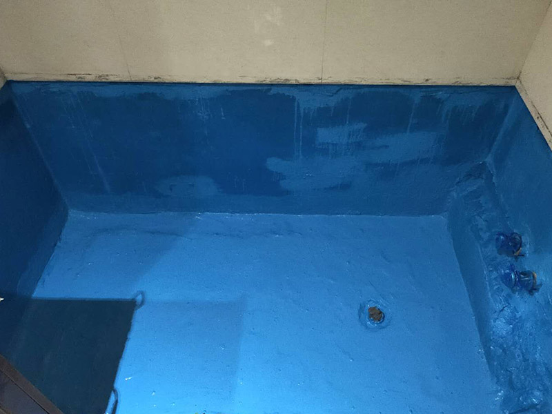 磚砌浴缸拆除防水：一般衛(wèi)浴間滲漏水都是建筑的細部構(gòu)造出了問題。地漏、墻角、管根這3個地方由于接口較多，易出現(xiàn)縫隙，因此這3個地方一般比較容易出現(xiàn)滲漏水。此外，若浴缸或是淋浴房下水口與下水管接口不嚴密，容易發(fā)生縫隙，出現(xiàn)滲漏水。衛(wèi)浴間的防水工作要做好，不然出現(xiàn)漏水問題是挺麻煩的事。 由于涂料能嚴密地包住管道與地面，滲入縫隙，干燥后不會收縮，因此比防水水泥等剛性材料更適合用于衛(wèi)浴間這種管道、縫隙較多的小面積房屋。