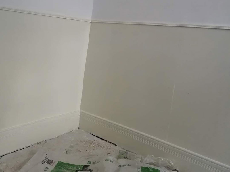 老房墻面刷漆翻新：毛坯的墻體或者已經(jīng)做好1道膩子層的房子，基層要求基層必須平整堅固。不得有粉化、起砂、空鼓、脫落等現(xiàn)象?；鶎硬黄胶涂油菝鎽?yīng)該配套膩子刮平。陰陽角必須通過彈墨線來找垂直的鋁通來衡量水平垂直的整度。后一遍膩子應(yīng)在前一遍膩子完全干后方能施工。 內(nèi)墻乳膠漆，在墻砌好后，是在抹灰完成后，總包單位會進行兩道抹灰，第二道的時候基面加以修飾效果的補平。所以一般都會批膩子，膩子的作用是讓墻面更平整一點。刮膩子后，總有些高低不平，或者基層不是很平整的面。這個時候，需要砂紙出動，進行手工的打磨，修復(fù)。中間還可以用太陽燈照明，便于檢查平整度。再用砂紙打磨，不斷的完善。