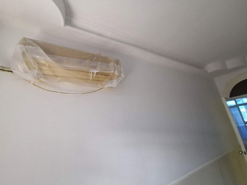 老房墻面刷漆翻新：毛坯的墻體或者已經(jīng)做好1道膩子層的房子，基層要求基層必須平整堅固。不得有粉化、起砂、空鼓、脫落等現(xiàn)象?；鶎硬黄胶涂油菝鎽?yīng)該配套膩子刮平。陰陽角必須通過彈墨線來找垂直的鋁通來衡量水平垂直的整度。后一遍膩子應(yīng)在前一遍膩子完全干后方能施工。 內(nèi)墻乳膠漆，在墻砌好后，是在抹灰完成后，總包單位會進行兩道抹灰，第二道的時候基面加以修飾效果的補平。所以一般都會批膩子，膩子的作用是讓墻面更平整一點。刮膩子后，總有些高低不平，或者基層不是很平整的面。這個時候，需要砂紙出動，進行手工的打磨，修復(fù)。中間還可以用太陽燈照明，便于檢查平整度。再用砂紙打磨，不斷的完善。