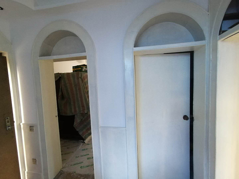 老房墻面刷漆翻新：毛坯的墻體或者已經(jīng)做好1道膩子層的房子，基層要求基層必須平整堅固。不得有粉化、起砂、空鼓、脫落等現(xiàn)象。基層不平和坑洼面應(yīng)該配套膩子刮平。陰陽角必須通過彈墨線來找垂直的鋁通來衡量水平垂直的整度。后一遍膩子應(yīng)在前一遍膩子完全干后方能施工。 內(nèi)墻乳膠漆，在墻砌好后，是在抹灰完成后，總包單位會進行兩道抹灰，第二道的時候基面加以修飾效果的補平。所以一般都會批膩子，膩子的作用是讓墻面更平整一點。刮膩子后，總有些高低不平，或者基層不是很平整的面。這個時候，需要砂紙出動，進行手工的打磨，修復(fù)。中間還可以用太陽燈照明，便于檢查平整度。再用砂紙打磨，不斷的完善。