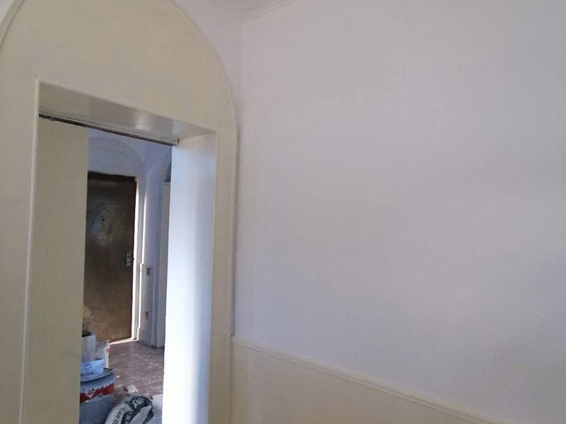 老房墻面刷漆翻新：毛坯的墻體或者已經(jīng)做好1道膩子層的房子，基層要求基層必須平整堅固。不得有粉化、起砂、空鼓、脫落等現(xiàn)象?；鶎硬黄胶涂油菝鎽?yīng)該配套膩子刮平。陰陽角必須通過彈墨線來找垂直的鋁通來衡量水平垂直的整度。后一遍膩子應(yīng)在前一遍膩子完全干后方能施工。 內(nèi)墻乳膠漆，在墻砌好后，是在抹灰完成后，總包單位會進行兩道抹灰，第二道的時候基面加以修飾效果的補平。所以一般都會批膩子，膩子的作用是讓墻面更平整一點。刮膩子后，總有些高低不平，或者基層不是很平整的面。這個時候，需要砂紙出動，進行手工的打磨，修復(fù)。中間還可以用太陽燈照明，便于檢查平整度。再用砂紙打磨，不斷的完善。